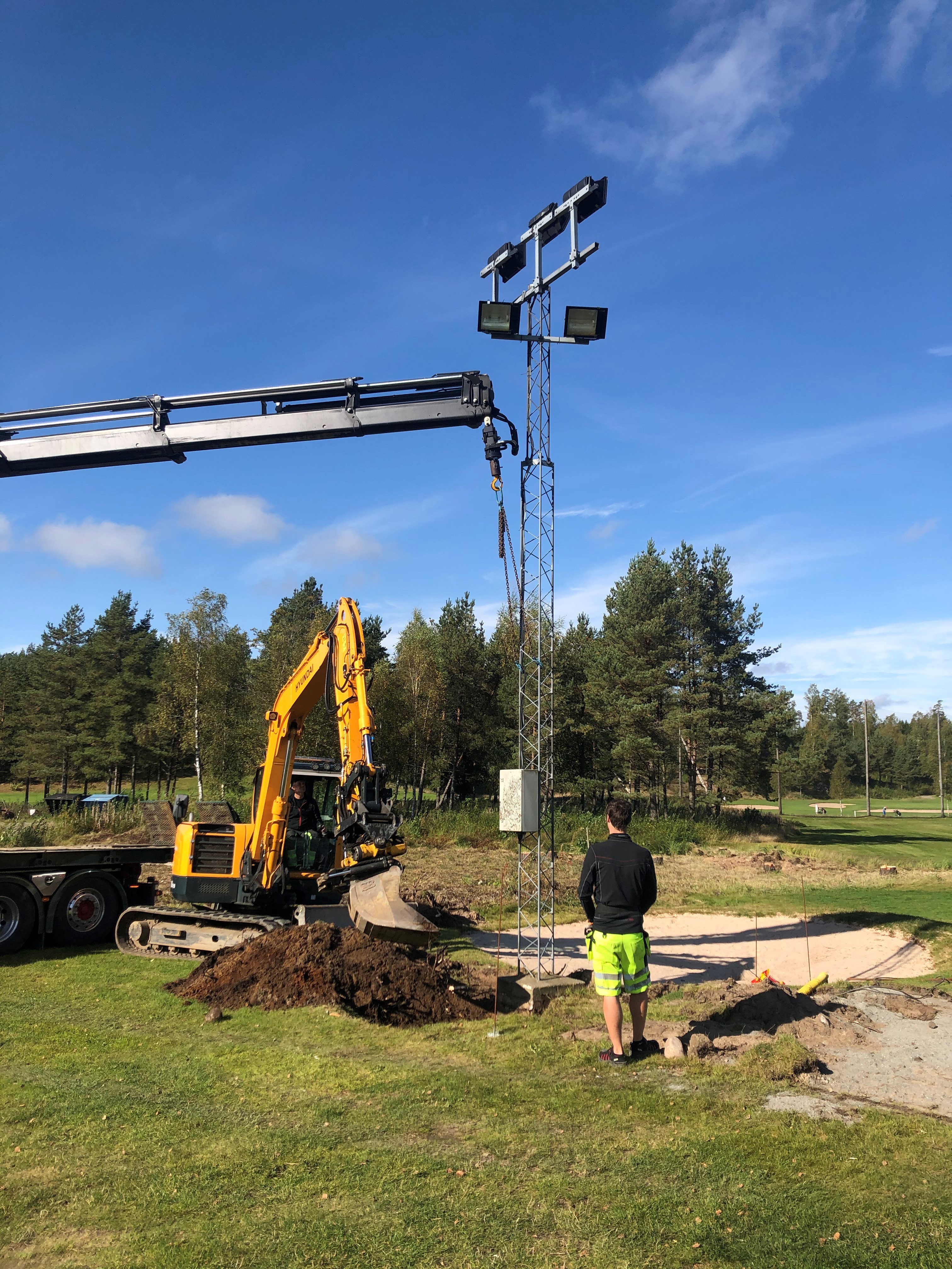 Byggcentergrabbarna lyfte säkert och tryggt bort masten.